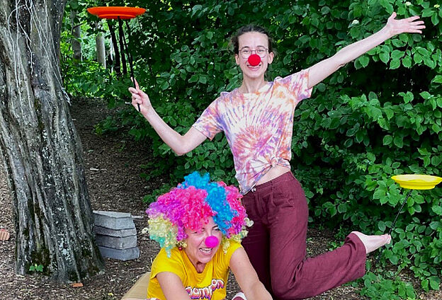 Foto Achtung: Manege frei! mit der Feierwerk Südpolstation. Zu sehen sind zwei Frauen mit Clownsnasen und Perücke.